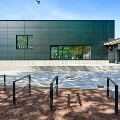 Außenansicht mit Fahrradständern Außenansicht mit Fahrradständern