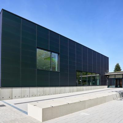 Außenansicht mit Photovoltaik-Fassade Außenansicht mit Photovoltaik-Fassade