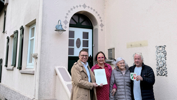 Gruppenbild mit Urkunde und Plakette Gruppenbild mit Urkunde und Plakette