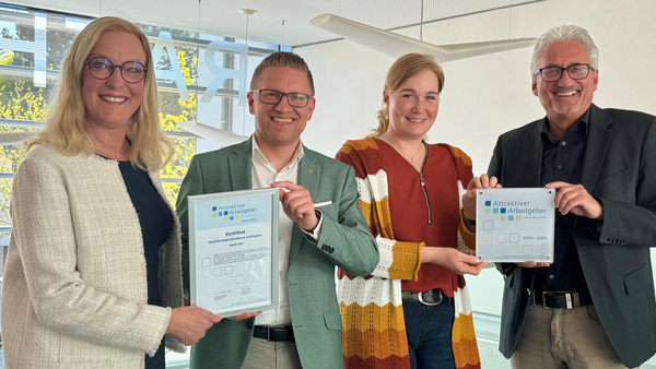 Gruppenbild mit Urkunde und Schild Gruppenbild mit Urkunde und Schild