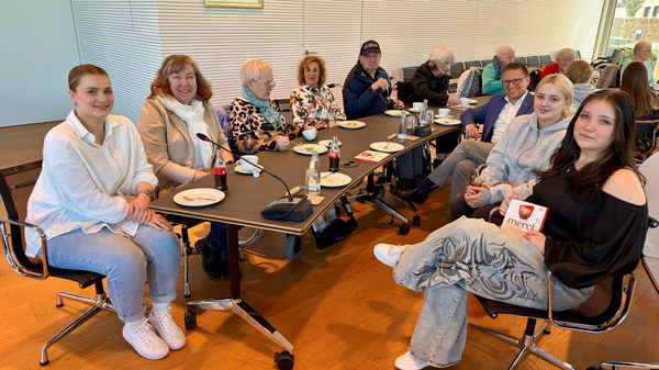 Gruppenbild an Tischen im Ratssaal Gruppenbild an Tischen im Ratssaal
