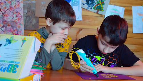 Kinder malen mit einem Kratzstift Kinder malen mit einem Kratzstift