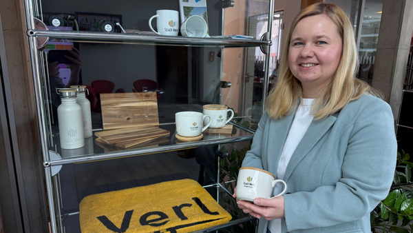Jessica Dobinsky steht neber der Vitrine mit den Werbeartikeln. Jessica Dobinsky steht neber der Vitrine mit den Werbeartikeln.