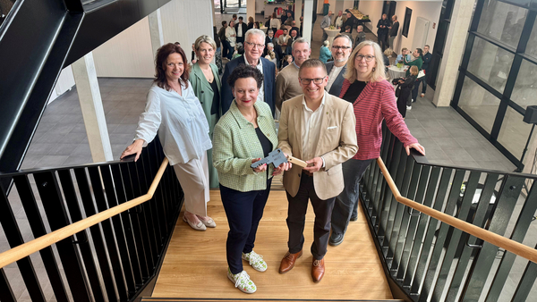 Gruppenbild auf der Treppe Gruppenbild auf der Treppe