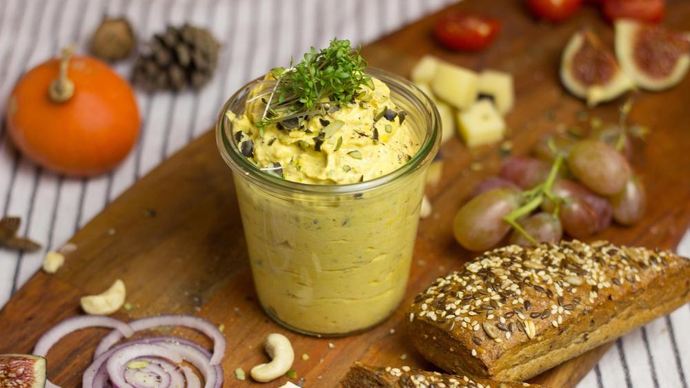 Brot, Dip und Gemüse