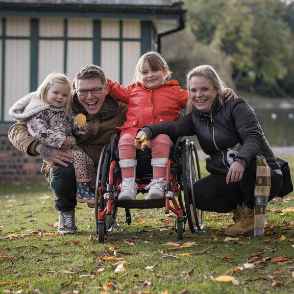 Familie mit Kind im Rollstuhl