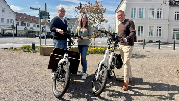 Gruppenfoto mit Fahrrädern Gruppenfoto mit Fahrrädern