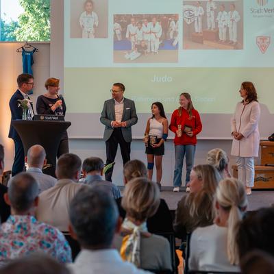 Ehrung für Khatira Rahimova und Emily Slabon Ehrung für Khatira Rahimova und Emily Slabon