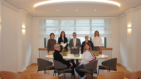 Gruppenbild im Trauzimmer Gruppenbild im Trauzimmer