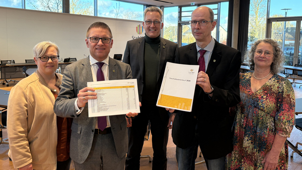 Gruppenbild mit dem Haushaltsplanentwurf Gruppenbild mit dem Haushaltsplanentwurf