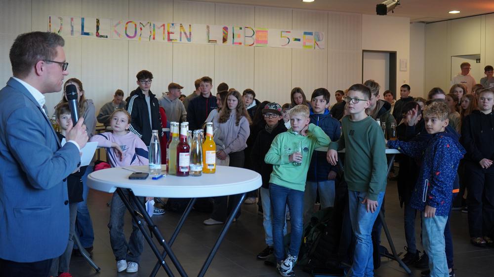 Bürgermeister Robin Rieksneuwöhner im Gespräch mit den Jugendlichen