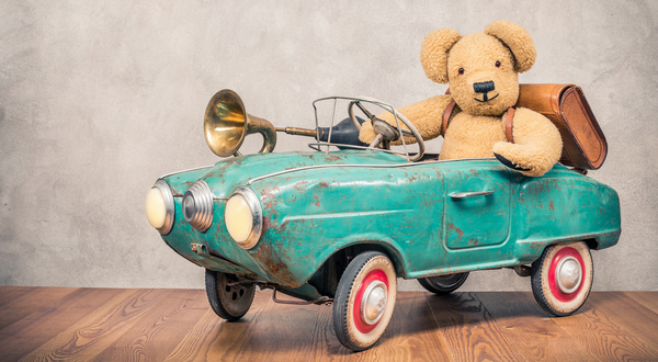 Ein Teddybär in einem Blechauto