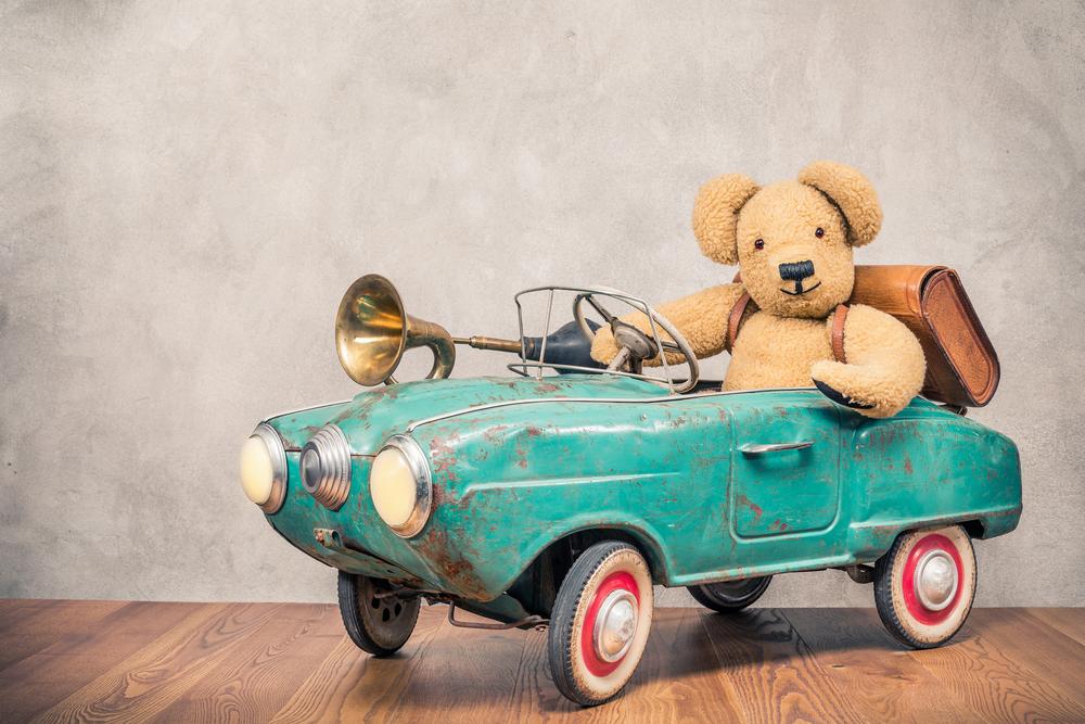 Ein Teddybär in einem Blechauto