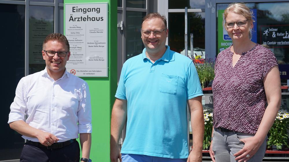 Robin Rieksneuwöhner, Stefan Roth und Sandra Claes stehen vor dem Ärztehaus