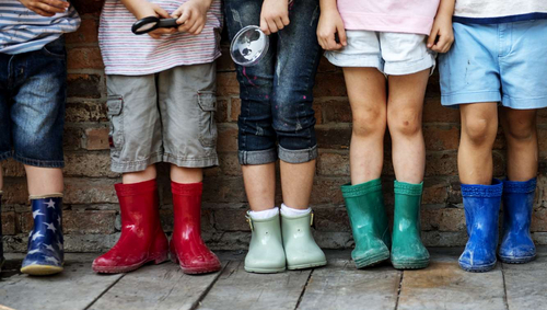 Kinder mit Gummistiefeln Kinder mit Gummistiefeln