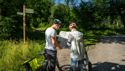 Radfahrer studieren eine Karte