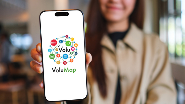 Frau hält Handy mit App VoluMap in die Kamera Frau hält Handy mit App VoluMap in die Kamera