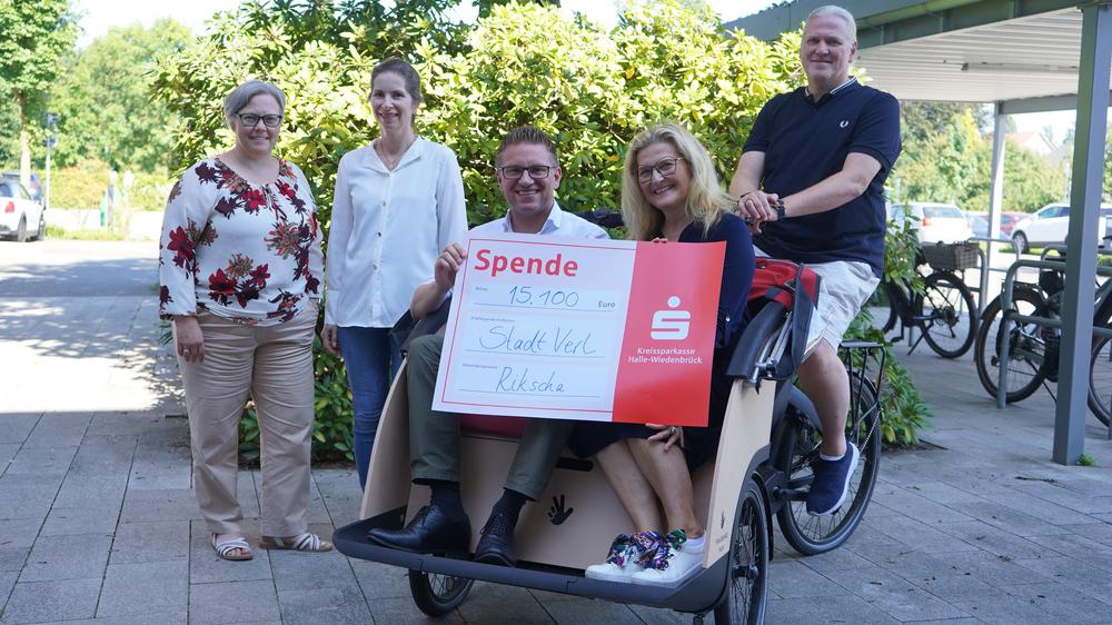 Gruppenfoto bei der Spendenübergabe 