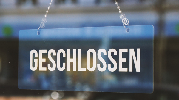 Schild mit der Aufschrift "Geschlossen"