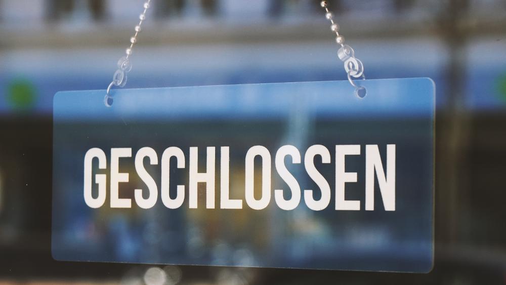 Schild mit der Aufschrift "Geschlossen"