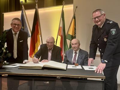 Die Geehrten mit dem Goldenen Buch Die Geehrten mit dem Goldenen Buch