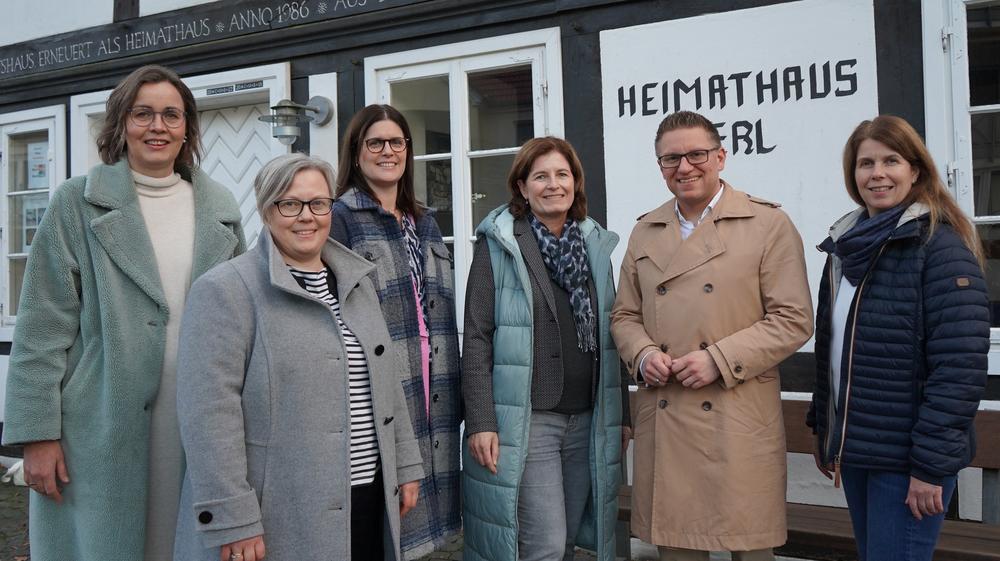 Gruppenbild vor dem Heimathaus