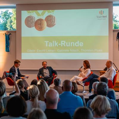 Talk-Runde mit (v. l.) Moderator Thorsten Nöthling, Ewald Lienen (ehemaliger deutscher Fußballspieler und -trainer), Gabriele Nitsch und Thorsten Flues Talk-Runde mit (v. l.) Moderator Thorsten Nöthling, Ewald Lienen (ehemaliger deutscher Fußballspieler und -trainer), Gabriele Nitsch und Thorsten Flues