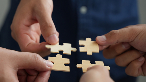 Hände halten Puzzleteile Hände halten Puzzleteile